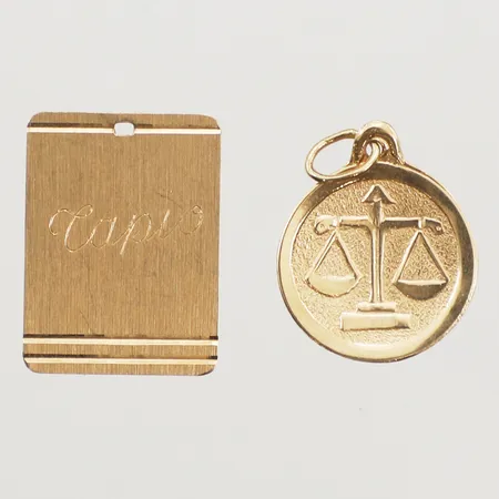 Två hängen, gravyr, ögla saknas, 14K Vikt: 1,3 g