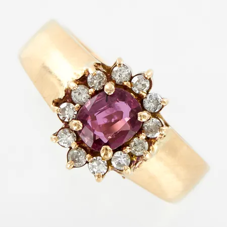 Carmoséring med rubin och diamanter, 12 ca 0,02ct, stl18¾, bredd: 4-11mm, 18K  Vikt: 6 g