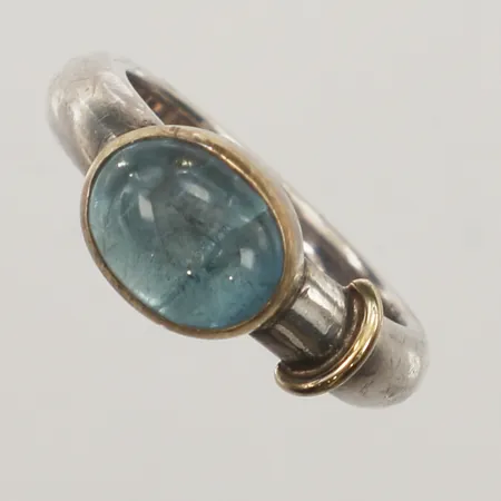 Ring med blå sten, stl 17½, bredd 8,6,mm, förgyllda detaljer, Faun Design, silver Vikt: 7,7 g