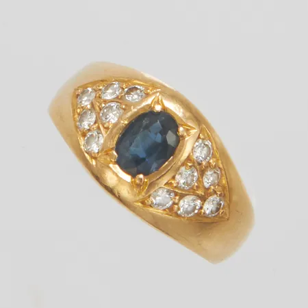 Ring med en safir 6x4mm samt diamanter 12 x ca.0,04ct, Ø19, bredd: 4-10,2mm, 18K Vikt: 6,2 g