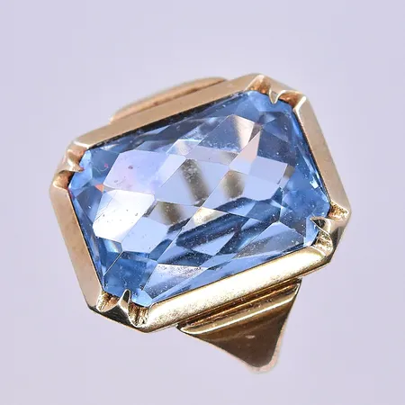 Ring med blå sten, stl 16, bredd 1-17 mm, 18K. Vikt: 4,7 g