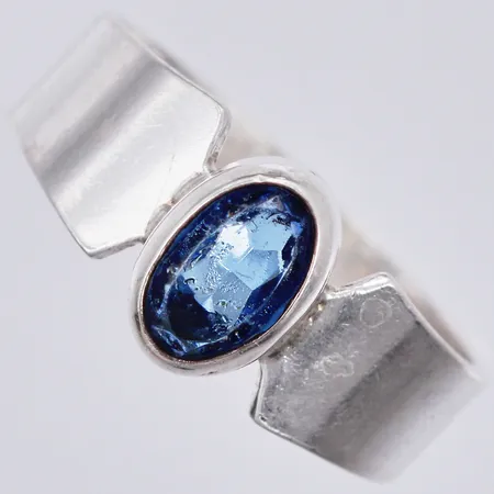 Ring med blå sten, stl: 16 ¼, bredd ca 4-7mm, 925/1000 silver Vikt: 2,9 g