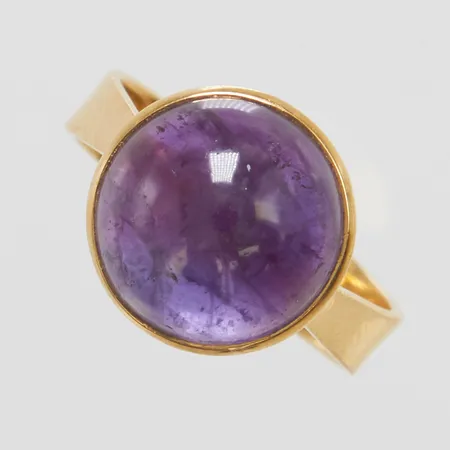 Ring med cabochonslipad ametist, Ø17½, bredd: 5-12,5mm, svenska stämplar, 18K Vikt: 4,9 g