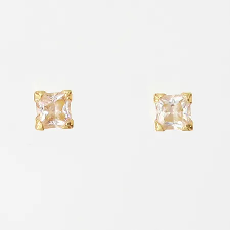 Ett par örhängen med vita stenar, Ø3,4mm, 18K.  Vikt: 0,5 g