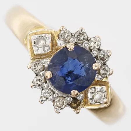 Ring med safir ca 0,95ct, samt briljantslipade diamanter 9 x ca 0,015ct, 2 x ca 0,01ct, en sten saknas, stl: 17, 18K guld Vikt: 2,7 g