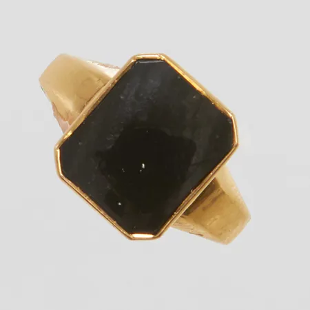 Klackring med onyx, Øca.19, bredd: 3,2-12,5mm, skev skena, svenska stämplar, 18K Vikt: 2,8 g