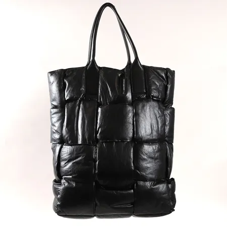 Väska Bottega Veneta  padded tote bag, kalvskin, invändigt en fast innerväska, ca 50x42x14cm, bruksslitage, skada på skinnet samt någon fläck, dustbag, kvitto.  Skickas med postpaket.