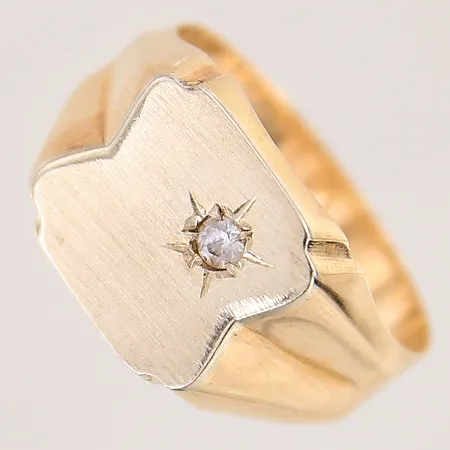 Klackring med vit sten, stl 18¾, bredd 4-11,6mm, 18K Vikt: 4,5 g