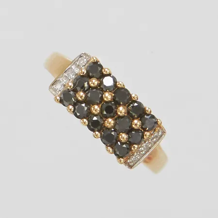 Ring med diamanter 6 x ca.0,005ct, 8/8-slipade samt svarta diamanter 15 x ca.0,02ct, Ø17¼, bredd: 1,8-7mm, engelska stämplar, 9K Vikt: 2,8 g