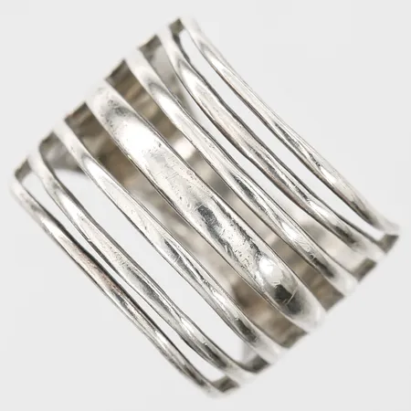 Ring, stl: 17, bredd: 6 - 16 mm, 925/1000 silver. Vikt: 4,8 g
