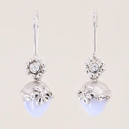 Ett par örhängen med vita stenar samt blå agat, 28x9,5mm, silver 925/1000 Vikt: 3,8 g
