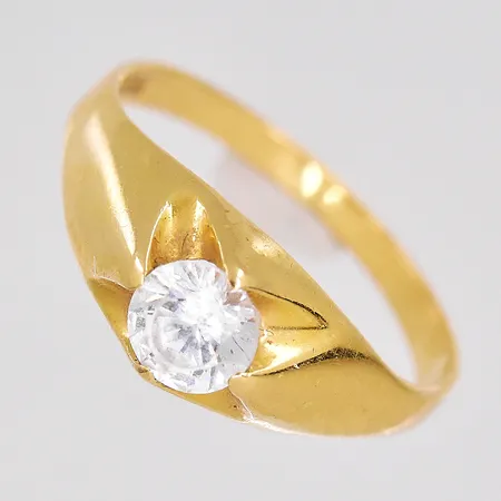 Ring med naggad vit sten stl 17 GFAB, 18K Vikt: 2 g