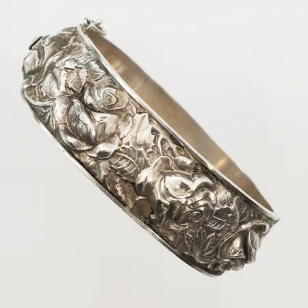 Armring med rosdekor, innermått ca 18cm, bredd 22mm, säkerhetskedja, silver Vikt: 34,8 g