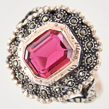 Ring med röd sten samt markasiter, stl 17¾, bredd 2-19mm, röd sten med mindre nagg på fasetterna, silver 925/1000 Vikt: 7,3 g