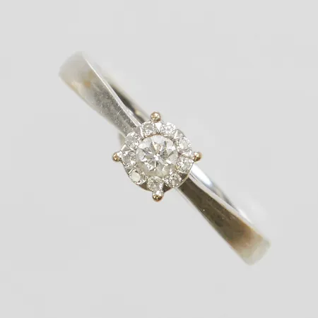 Ring med diamanter 1 x ca.0,10ct samt 9 x ca.0,008ct, Ø16¾, bredd: 2,4-4,9mm, vitguld, behov av rodiering, 18K Vikt: 3,7 g