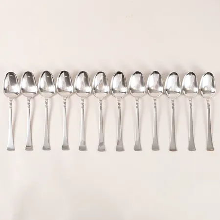 12 Bordsskedar, modell Thema, formgiven av Theresia Hvorslev för Mema AB, Linköping år 1973-89, längd: 186 mm, 830/1000 silver. Vikt: 536,2 g