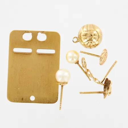 Id-bricka graverad, 5 udda örhängen, 1 berlock defekt, 18K Vikt: 4,6 g