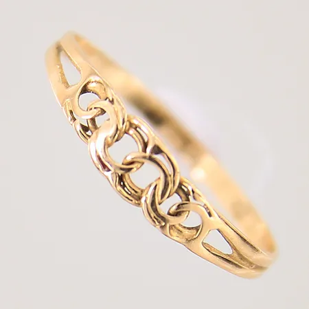 Ring Bismarck, stl 17½, bredd 1-4mm, något skev, 18K  Vikt: 0,9 g