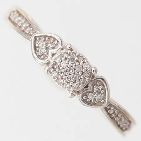 Ring med 8/8-slipade diamanter 36 x ca 0,005ct, stl: 17½, bredd 2,-4,5mm, vitguld 14K. Vikt: 2,8 g