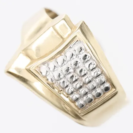 Ring med mönsterdekor, stl: 19¼, 14K guld samt vitguld Vikt: 0,9 g