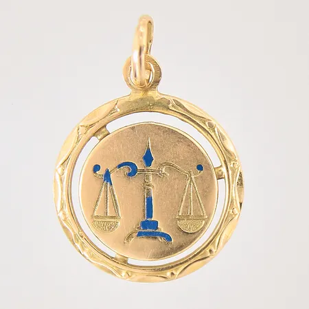 Hänge med detaljer i emalj, 26x19mm, emalj med slitage, ögla med buckla, 18K Vikt: 3,5 g