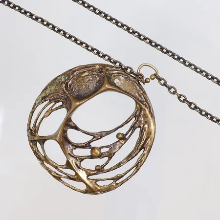 Hänge med kedja i brons design Karl Laine mått Ø65mm, längd kedja ca74cm, bredd 3,8mm visst slitage, ca 1970-tal 