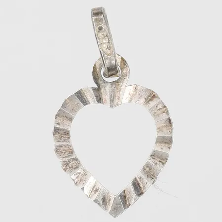 Hänge i form av ett hjärta, höjd inkl. ögla: 21 mm, bredd: 12 mm, 925/1000 silver. Vikt: 0,8 g