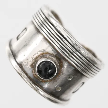 Ring med svart sten, justerbar storlek, bredd: 10 - 14 mm, slitage, 925/1000 silver. Vikt: 5,3 g