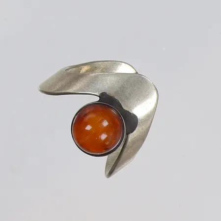 Ring med bärnsten stl 17¼ bredd 15mm, vitmetall med slitage 