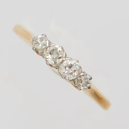 Ring med gammalslipade diamanter 2 x ca.0,10ct samt 2 x ca.0,05ct, Ø19, bredd: 1,1-3,7mm, Joh Petterssons Eft Juvelerar Ab, Stockholm, 1928, 18K Vikt: 2,4 g