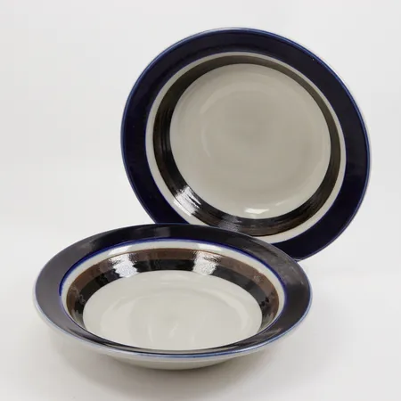 2 Skålar Saara Arabia Finland, design Anja Jaatinen-Winqvist, Ø ca 16,5cm, höjd ca 3cm, bruksskick Skickas med paket.