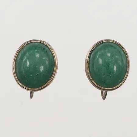 Ett par örhängen med grön kalcedon, längd 15,4mm, bredd 13,3mm, skruvlås, år 1958, silver Vikt: 6,9 g