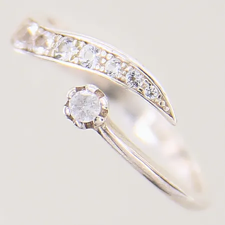 Ring med vita stenar, stl 17½, bredd 2-6mm, silver 925/1000 Vikt: 2,6 g
