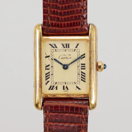 Damur Cartier Tank Vermeil, quartz, ca 28x20,5mm, ref: 366001, serienummer: 38838, läderband ej original, längd ca 13-17cm, krackelering på urtavla, nagg, repor, en kraftigt skadad skruv, slitna skruvar, inga tillbehör.