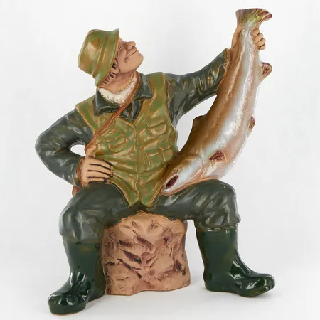 Figurin Fiskare med lax, Eva Jarenskog för Jie, höjd ca 24cm Skickas med paket.