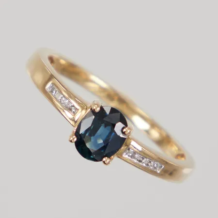 Ring, 8/8slipade diamanter 8x ca 0,005ct samt blå sten, stl 18, bredd 1,8-6,2mm, bruksslitage, GHA 18K Vikt: 3 g