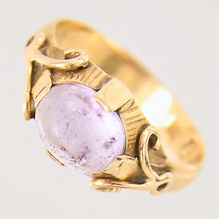Ring med ametist, stl 15½, bredd 3-8mm, gravyr, 20K  Vikt: 2,9 g