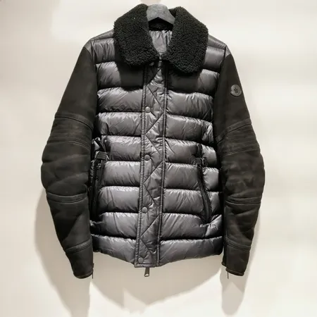 Jacka Moncler Mongioie Giubbotto, storlek 3, modell F20911A51T01 50180, foto på kvitto Birger Jarlsgatan daterat 29/08/20, skador, slitage, viss lukt, inga tillbehör.