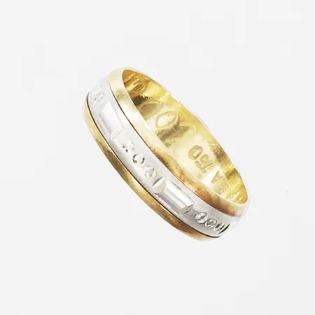 Ring, tvåfärgad med mönsterdekor samt rörlig del av skena, stl: 16¼, bredd: 5 mm, gravyr, 18K guld. Vikt: 3,3 g