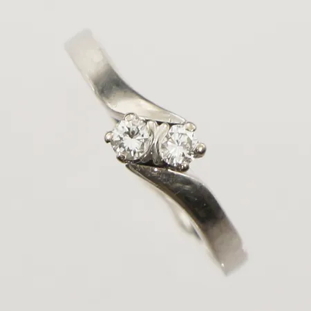 Ring med diamanter, 0,20ct enligt gravyr, stl 18¼, bredd 5,4mm, vitguld, 18K  Vikt: 3,4 g