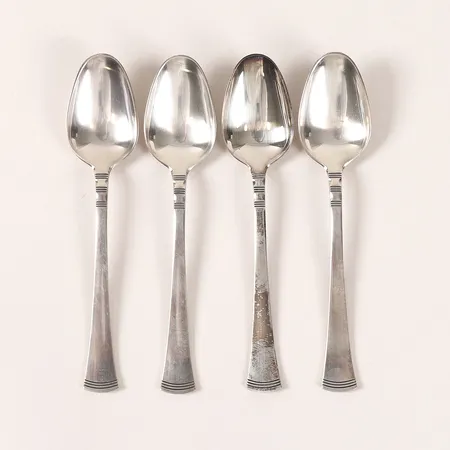 Fyra teskedar, modell Thema, formgiven av Theresia Hvorslev för Mema AB, Linköping år 1975-78, längd: 126 mm, smärre slitage, 830/1000 silver. Vikt: 79,2 g