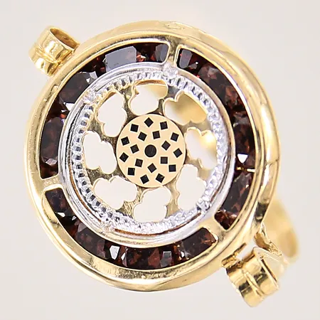 Ring med bruna stenar samt genombruten dekor, stl 16½, bredd 2-17mm, smärre bucklor, tvåfärgad, ostämplad, 18K Vikt: 2,9 g