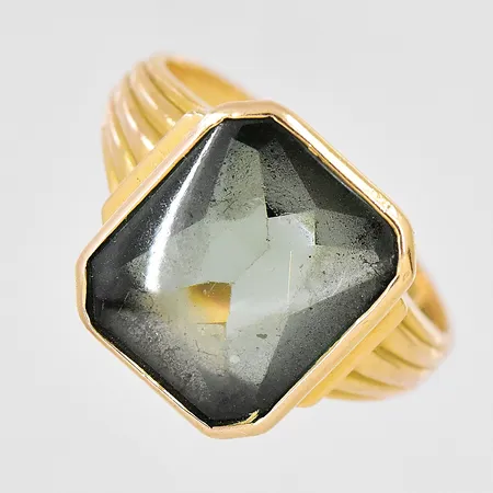 Klackring med grön sten, stl 18, personligt graverad, sliten sten, 18K Vikt: 4,9 g