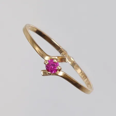 Ring med röd sten stl 17 bredd 1-5mm, lite skev, HSG (Hedbergs Guld) Dalsjöfors 18K Vikt: 0,7 g
