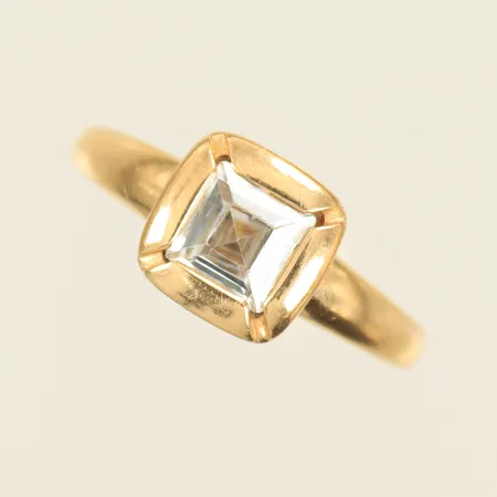 Ring med vit sten, stl 17¼, bredd 2-8mm, sliten/repig, 18K, 3g Vikt: 3 g