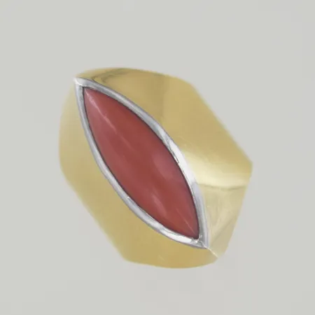 Ring med karneol Ø 16,25 mm höjd 6-25 mm ,18K Vikt: 7,8 g