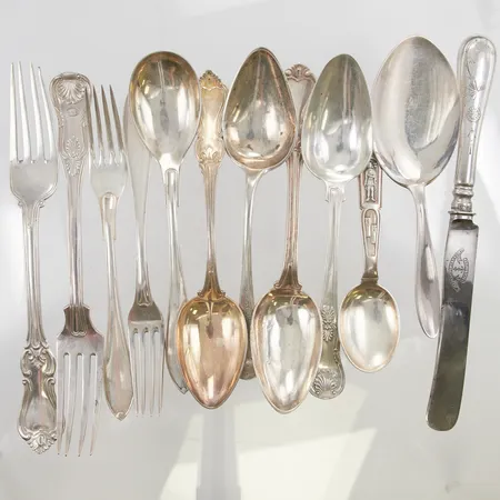 Diverse matsilver, skadat, graverat Knivens vikt 50,2g silver 830/1000 bruttovikt 548,1g.