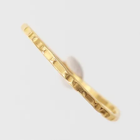 Ring med dekor, stl: 14¾, bredd 1mm, bucklig/skev, 18K. Vikt: 0,5 g