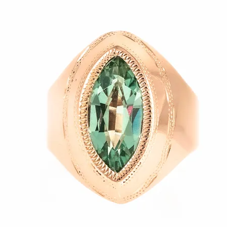 Fin ring i 18K guld med en härligt ljusgrön sten och vacker mönstergravyr. Den är 4,5 - 20,7 mm bred, är i storlek 17¼ och väger 5,1g. Svensk importstämpel & K18.