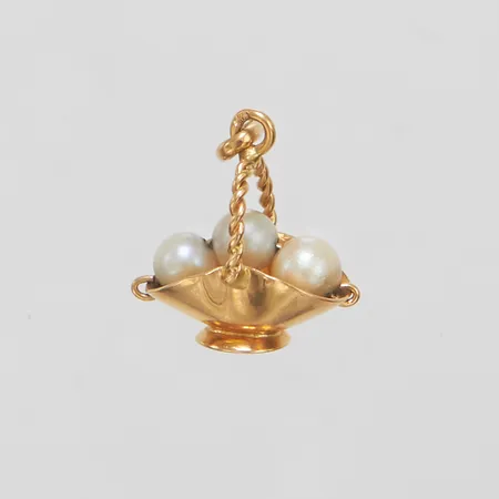 Hänge korg med odlade pärlor, längd ca 21mm, bredd 17mm, 18K, slitage på pärlor, bruttovikt: 2,3g.